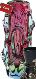  ??  ?? LEFT A 1960s Skrdlovice ‘Red Core’ cased vase, designed by Jan Beránek in 1959 (pattern 5988)