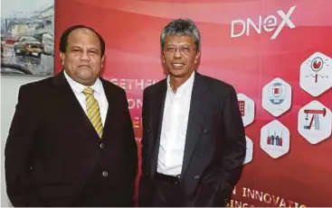  ?? PIC BY ROHANIS SHUKRI ?? Petro Teguh managing director Datuk Azmin Mustam Abdul Karim (left) and
DNeX group managing director Zainal Abidin Jalil at the media briefing in Kuala Lumpur recently.