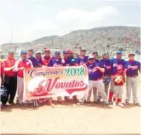  ?? / Foto: Cortesía ?? Orgulloso el equipo de beisbol muestra su manta de campeones estatales de la Segunda Fuerza.