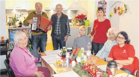  ?? FOTO: WARTENBERG ?? Leiterin Jutta Rösch (Dritte von rechts) und Akkordeons­pieler Werner Beck sorgen in der Stube am Schloss für gemütliche Atmosphäre.