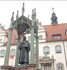  ?? ELIOT STEIN/FOR THE WASHINGTON POST ?? A statue of Martin Luther stands in the town’s Market Square.