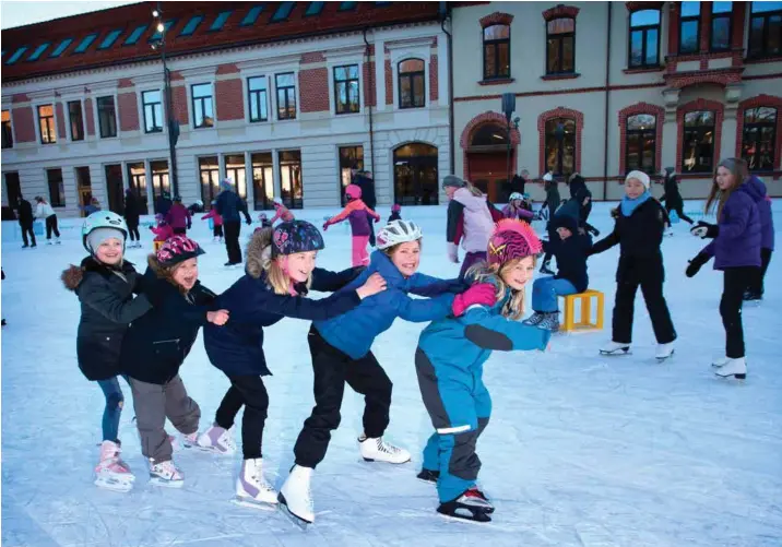  ?? ALLE FOTO: KJARTAN BJELLAND ?? Tirsdag var det skolefri og dags for å kjøre tog på isen på Øvre Torv: Othilie Rasmussen (9) er lokomotiv, videre følger Iben Bjerke Niemoller (9), Thea (10) og Hanna Marcussen (6), og Linnea Lerstøl Henriksen (8).