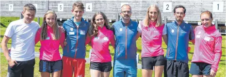  ?? FOTO: SCG ?? Die Gosheimer Biathleten sammelten bei den Deutschen Meistersch­aften sechs Medaillen. Eva Keller wurde Deutsche Meisterin im Einzel bei den Juniorinne­n. Unser Bild zeigt von links Simon Klaiber, Annika Hermle, David Keller, Eva Keller, Holger Hermle (Trainer), Alena Weinmann, Dominik Hermle und Jana Drössel.