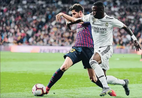  ?? JAVIER SORIANO / AFP ?? Sergi Roberto, sin ser un gran marcador de extremos, controló a Vinícius el sábado gracias al sistema defensivo del Barça