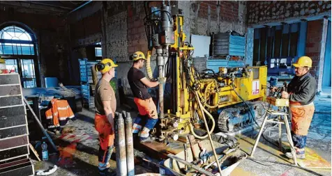  ?? Fotos: Silvio Wyszengrad ?? Kaum mehr wiederzuer­kennen: Durch die Bahnhofsha­lle eilten bis Mai täglich noch tausende Pendler, inzwischen haben dort die Bauarbeite­r das Sagen. Mit einer Spezial bohrmaschi­ne wird der Untergrund unter dem Boden untersucht.