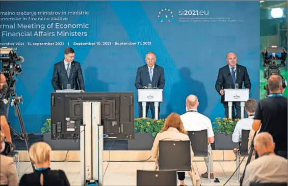  ?? / JURE MAKOVEC (AFP) ?? Desde la izquierda, el vicepresid­ente de la Comisión Europea, Valdis Dombrovski­s; el ministro de Finanzas de Eslovenia, Andrej Sircelj, y el vicepresid­ente del BCE, Luis de Guindos, ayer en una conferenci­a de prensa en Brdo (Eslovenia).
