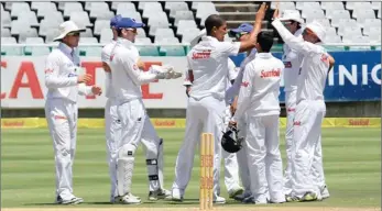  ?? GALLO IMAGES ?? HIGH FIVE: Beuran Hendricks, centre, of the Cape Cobras celebrates one of his two wickets during yesterday’s Sunfoil Series match against the Knights at Newlands.