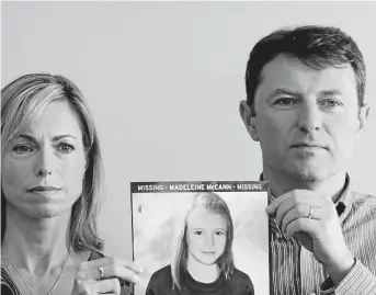  ?? ?? Kate y Gerry Mccann con un retrato robot del que sería el aspecto actual de su hija.