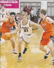  ?? Mark Ross/Special to Siloam Sunday ?? Siloam Springs sophomore Nathan Hawbaker (middle) splits Rogers Heritage defenders Jaden Torres (left) and Noah Green during Tuesday’s game at Panther Activity Center. The Panthers defeated Heritage 67-42.