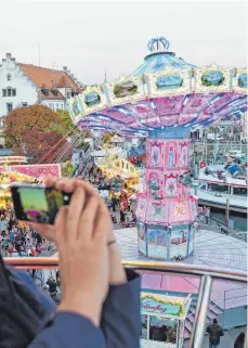  ?? FOTOS (4): SUSI DONNER ?? Ein Foto vom Kettenkaru­ssell, das direkt unterm Mangturm seine Fahrgäste durch die Luft wirbelt.