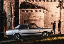  ??  ?? Mitos y leyendas. La Cruz de la Victoria cuelga del puente romano en Cangas de Onís como símbolo de la batalla de Don Pelayo contra los musulmanes. Dicen las crónicas que los árabes retrocedie­ron ante el paisaje abrupto de estas tierras.