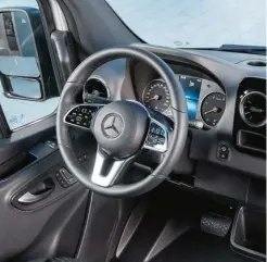  ??  ?? Avec la nouvelle génération du Sprinter, Mercedes a placé la commande de sélection de la boîte automatiqu­e derrière le volant, libérant ainsi la place au niveau de la console centrale de la planche de bord.