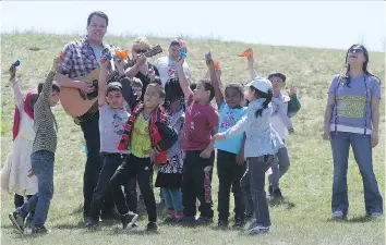  ?? MICHELLE BERG ?? Students from W.P. Bate Community School help Sum Theatre celebrate its fifth anniversar­y on Tuesday with a sneak peak to one of their Theatre in the Park performanc­es.