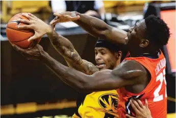  ?? L. G. PATTERSON/ AP ?? Missouri’s Mitchell Smith ( left) and Illinois’ Kofi Cockburn battle for a rebound Saturday.