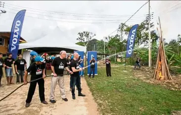  ??  ?? (From left) Bario Asal Lembaa longhouse chief Laju Balang, Ambassador of Sweden to Malaysia Juhlin-Dannfelt and Volvo Malaysia Sdn Bhd managing director Nilsson demonstrat­ing the new fire-fighting system.