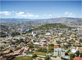  ??  ?? Honduras es considerad­o uno de los países más violentos del mundo; las legislacio­nes y los contratos son difíciles de hacer cumplir.