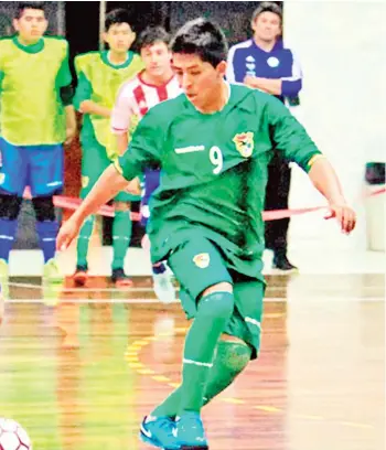  ?? CONMEBOL ?? La selección boliviana de fútbol de salón durante su participac­ión en el campeonato Sudamerica­no de Desarrollo, en Paraguay.