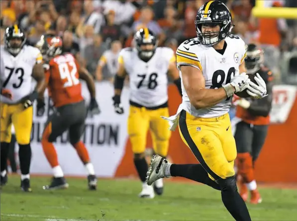  ?? Peter Diana/Post-Gazette photos ?? Steelers tight end Vance McDonald runs for a touchdown in the first quarter Monday against the Buccaneers in Tampa, Fla.