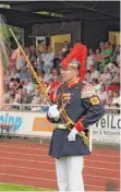  ?? FOTO: JEK ?? Im Stadion spielt der Spielmannz­ug vor vollen Rängen.