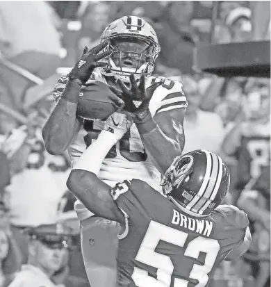  ?? JIM MATTHEWS / USA TODAY NETWORK-WISCONSIN ?? Green Bay Packers tight end Martellus Bennett catches a pass for a touchdown against Washington linebacker Zach Brown.