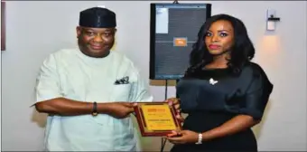  ??  ?? Senator Osita Izunaso presenting an award of outstandin­g service to Ms. Chibuzor Okagbue of Sungold Group