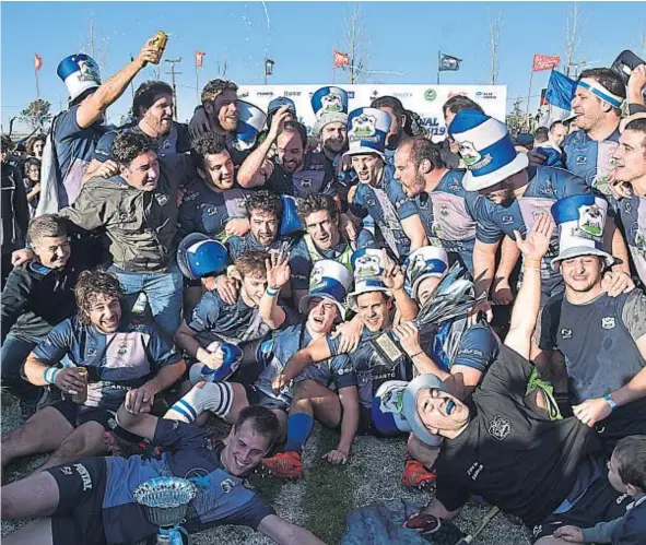  ??  ?? Campeones. El plantel y el cuerpo técnico de Urú Curé le dieron rienda suelta a una alegría muy anhelada por la familia riocuarten­se, que guardará en su memoria lo qUe vivió ayer en Alta Gracia.