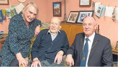  ?? Picture: Steven Brown. ?? Councillor Mack Roberts visits Alf Smith on his 109th birthday. Also pictured is Mr Smith’s daughter Irene.