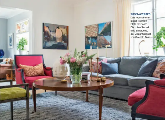  ??  ?? EINLADEND Das Wohnzimmer bietet reichlich Platz für Gäste. Die roten Sessel sind Erbstücke, der Couchtisch ist von Svenskt Tenn.