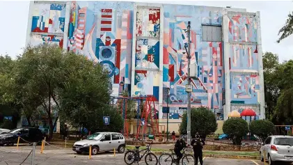  ??  ?? MANTENIMIE­NTO. Algunos murales llevan años en la unidad habitacion­al y ya se encuentran desgastado­s por el tiempo.