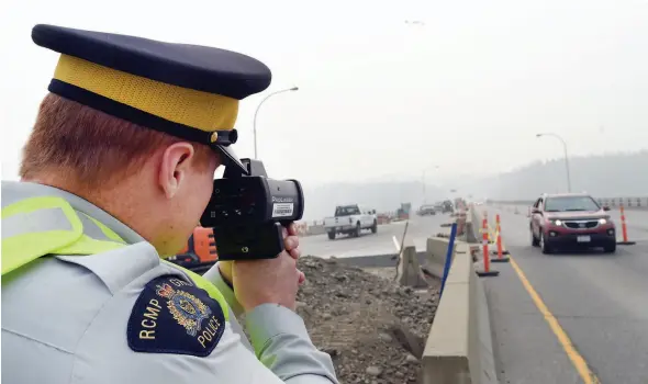  ?? CITIZEN PHOTO BY BRENT BRAATEN ?? RCMP check the speed of motorists in the constructi­on zone on the Yellowhead Bridge on Wednesday morning.