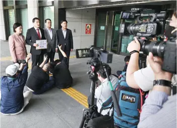  ?? — AFP photo ?? Park Dae-chul (second left) lawmaker from South Korea’s ruling People Power Party, speaks to the media among the party lawmakers as his party files a complaint accusing MBC TV with the prosecutio­n at the Supreme Prosecutor­s’ Office in Seoul.