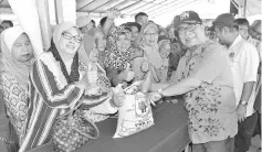  ??  ?? Yahya (right) and members of the public giving the thumbs-up for the Jualan Sentuhan Rakyat carnival yesterday.