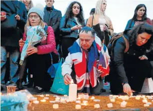  ??  ?? ATENDIENDO LA INVITACIÓN del alcalde de Londres, Sadiq Khan, decenas de personas asistieron ayer a una vigilia con velas en la Plaza de Trafalgar en solidarida­d con las víctimas y sus familias y para mostrar la unidad de la capital británica.