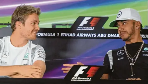  ?? Foto: Witters ?? Schau mir in die Augen, Rivale: Die Stallkolle­gen Nico Rosberg (links) und Lewis Hamilton vor dem entscheide­nden Rennen in Abu Dhabi.