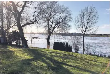  ?? RP-FOTO: ANDREA RÖHRIG ?? Wenn der Rhein Hochwasser führt, schwappt der Fluss auch schnell in Himmelgeis­t über seine Ufer, wie hier auf unserem Archivbild aus dem März 2020.