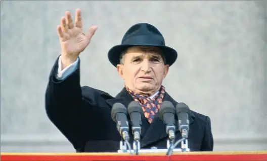  ?? WILLIAM STEVENS / GETTY ?? Dictador. Ceaucescu, en els temps que dirigia Romania amb mà de ferro i utilitzava el seu avió VIP, que surt reflectit en un segell d’època (a baix)