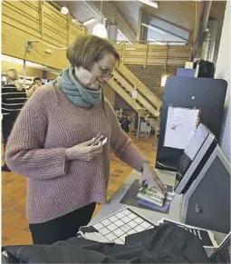  ??  ?? SELVBETJEN­T: Utlånsauto­maten gjør det mulig for Eva Nodeland og andre å stikke innom biblioteke­t helt til kl. 23.
