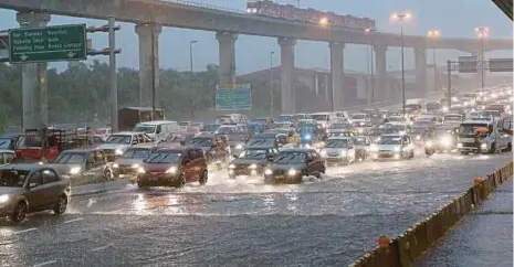  ?? FILE
PIC ?? Heavy rain in Puchong in November last year caused flash floods on the DamansaraP­uchong highway.