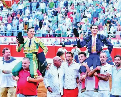  ?? ARJONA/LANCES DE FUTURO ?? Morante y Diego Urdiales salieron a hombros en el tercer festejo de Santander