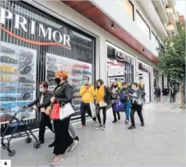  ??  ?? 4
1.
Dos personas miran un árbol de Navidad en el espacio dedicado a las fiestas por El Corte Inglés a la entrada del establecim­iento. 2. Paseos por Holea. 3. Colas para entrar en un comercio. 4. Varias personas pasean por el centro de Huelva. 5. Una mujer envuelve un regalo. 6. Un hombre se prueba ropa. 7. Un hombre mira un escaparate con las ofertas del Black Friday. 8. Varias personas en la sección de tecnología de El Corte Inglés. Compras en el Centro Comercial Holea.
9.