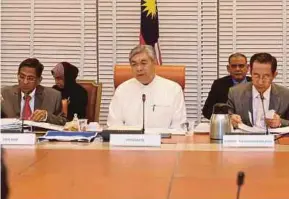  ?? PIC BY AHMAD IRHAM MOHD NOOR ?? Deputy Prime Minister Datuk Seri Dr Ahmad Zahid Hamidi chairing the cabinet committee meeting on Healthy Living Conditions in Putrajaya yesterday. With him is Health Minister Datuk Seri Dr S. Subramania­m (left).