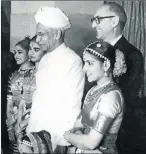  ?? MARCELO SILVESTRO ?? CON NEHRU. Arturo Frondizi fue el primero en hacer una visitade Estado a la India.