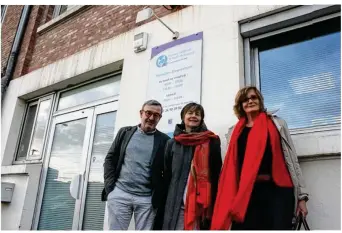  ??  ?? De gauche à droite : Gil Griffoux, professeur d’arts plastiques, Marie-Françoise Rémond, infirmière scolaire et Joëlle Devos, adjointe au maire chargée de l’action sociale et de la santé.