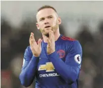  ?? AP ?? Wayne Rooney, del Manchester United, aplaude al público tras el empate 1-1 contra Stoke por la liga Premier. Rooney anotó el gol del empate y se convirtió en el goleador histórico de United.