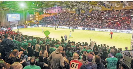  ?? FOTO: WIECK ?? 3201 Fans sorgten beim 30. Hallenmast­ers in der ausverkauf­ten Saarlandha­lle in Saarbrücke­n für ein Fußball-Fest.