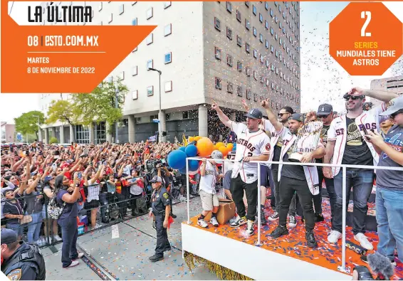  ?? ?? La fanaticada le rindió una gran ovación a su equipo durante el emotivo recorrido, en el que el venezolano José Altuve (foto) cargó el trofeo por varios minutos.