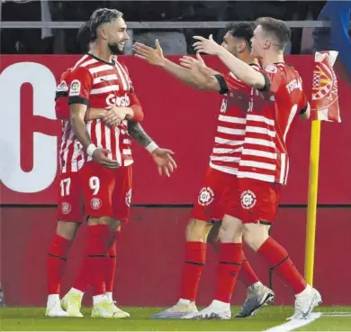  ?? Lluís Gené / AFP ?? Taty Castellano­s, felicitado por sus compañeros tras marcar su tercer gol al Madrid.