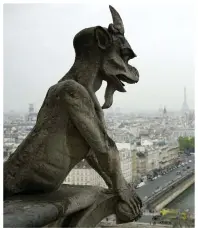  ??  ?? Cette chimère est la chouchoute des photograph­es, mais cela tient moins à son propre mérite qu’à la présence au loin de la tour Eiffel.