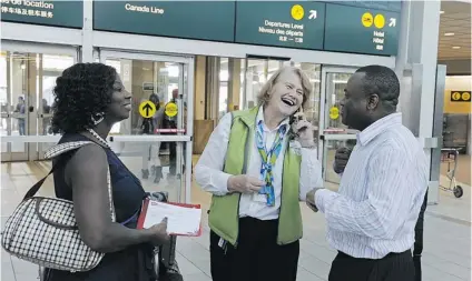  ?? LES BAZSO/ PNG FILES ?? Volunteers who wear green vests and help travellers are one of several reasons why YVR has topped rankings for four years in a row.