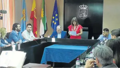  ??  ?? La recién elegida alcaldesa de Navalmoral de la Mata, Raquel Medina, se dirige a los presentes en la sala.